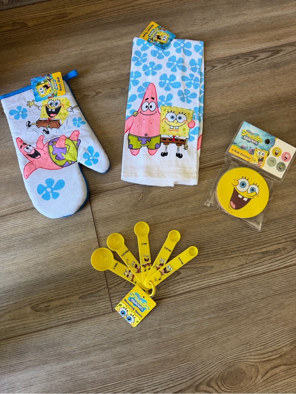 SpongeBob SquarePants Kids Yellow Measuring Spoons & Kitchen Towel Set